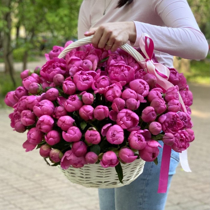 101 малиновый пион Флеминг в корзине